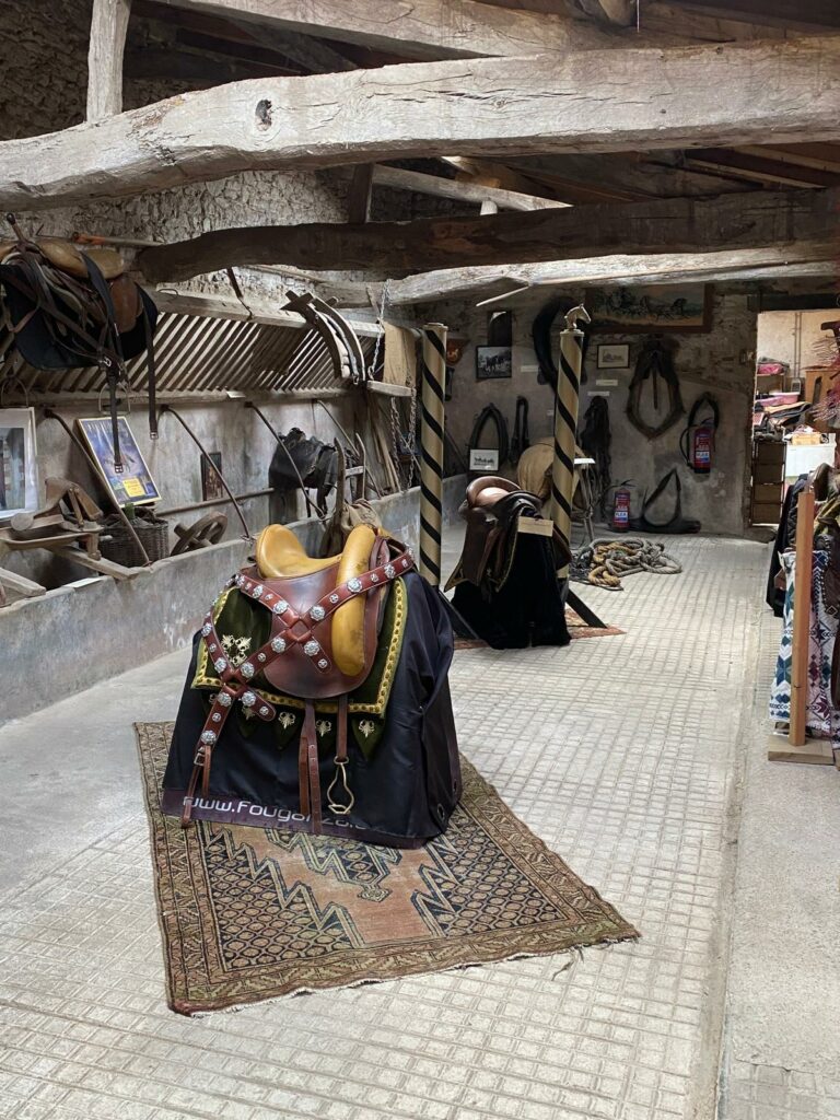 Une salle du Musée du Cheval de la Grange d'Asson en Vendée.